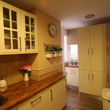 cocina estilo neoclasico con palilleria