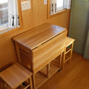 Kleine Klassische Wohnküche ohne Kamin mit brauner Wandfarbe und Bambusparkett in San Francisco