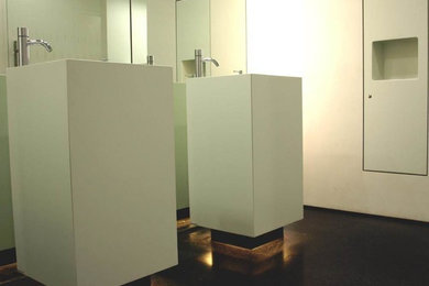 Modernes Badezimmer mit Trogwaschbecken in München