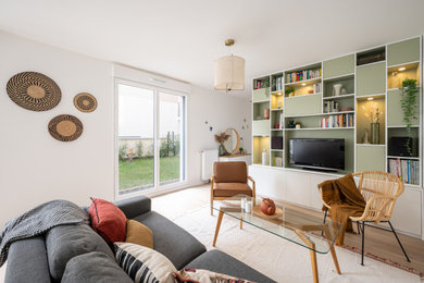 Idées déco pour un salon contemporain de taille moyenne et ouvert avec un mur blanc, parquet clair et un sol marron.