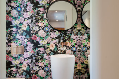 Kleine Moderne Gästetoilette mit Wandtoilette mit Spülkasten, bunten Wänden und Sockelwaschbecken in München