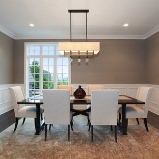 Пример оригинального дизайна: гостиная-столовая среднего размера в викторианском стиле с коричневыми стенами и темным паркетным полом