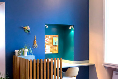 Inspiration pour un salon blanc et bois minimaliste avec un mur bleu et parquet foncé.