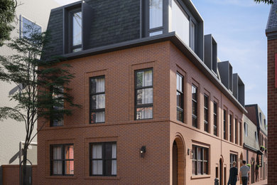 Modelo de fachada de casa pareada roja clásica renovada de tamaño medio de tres plantas con revestimiento de ladrillo y teja