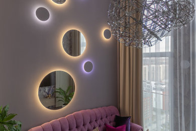 Стильный дизайн: большая двухуровневая гостиная комната в современном стиле с фиолетовыми стенами, полом из винила, телевизором на стене, бежевым полом, обоями на стенах и акцентной стеной - последний тренд