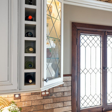 Starmark Maple Ridgeville Kitchen in Macadamia & Shale w/ Chocolate Glaze
