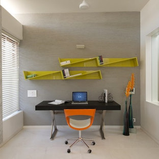 アフマダーバードのモダンスタイルのおしゃれなホームオフィス・仕事部屋 (白い壁、自立型机) の写真
