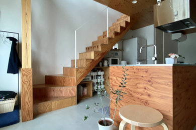 Diseño de cocina lineal escandinava pequeña abierta con fregadero integrado, armarios abiertos, puertas de armario de madera oscura, encimera de madera, electrodomésticos de acero inoxidable, una isla y madera