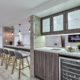 トロントのビーチスタイルのおしゃれな着席型バー (アンダーカウンターシンク、シェーカースタイル扉のキャビネット、濃色木目調キャビネット、珪岩カウンター、ラミネートの床) の写真