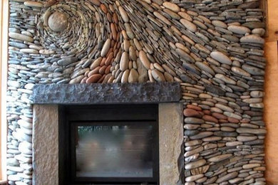 デンバーにあるトランジショナルスタイルのおしゃれなリビング (茶色い壁、コンクリートの床、標準型暖炉、石材の暖炉まわり) の写真