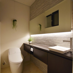 Immagine di un bagno di servizio minimalista con ante in legno bruno, piastrelle grigie, piastrelle in gres porcellanato, pavimento in vinile e pavimento giallo