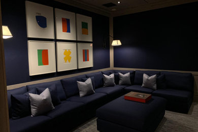 На фото: изолированный домашний кинотеатр среднего размера в стиле модернизм с синими стенами, ковровым покрытием и разноцветным полом