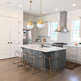 Inspiration pour une arrière-cuisine traditionnelle en L de taille moyenne avec un évier 1 bac, un placard à porte shaker, des portes de placard grises, un plan de travail en marbre, une crédence blanche, une crédence en carreau de porcelaine, un électroménager en acier inoxydable, un sol en bois brun, un îlot central, un sol gris et un plan de travail vert.