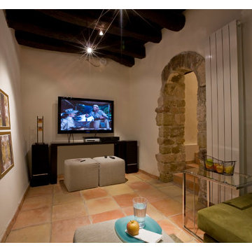Salle tv dans maison de village provençal
