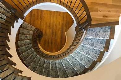 Diseño de escalera clásica con contrahuellas de madera y barandilla de varios materiales