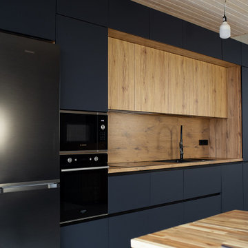 Современная кухня с черными матовыми фасадами