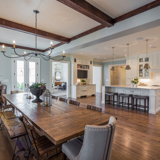 ルイビルのトラディショナルスタイルのLDKの画像 (青い壁、無垢フローリング、茶色い床)