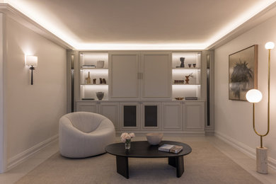 Imagen de sala de estar cerrada clásica de tamaño medio con paredes beige, moqueta, pared multimedia, suelo beige y casetón
