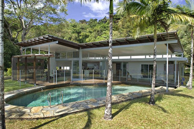 This is an example of a contemporary home design in Cairns.