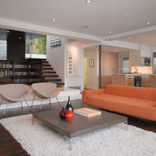 Foto di un piccolo soggiorno moderno aperto con libreria, pareti bianche, parquet scuro e pavimento marrone