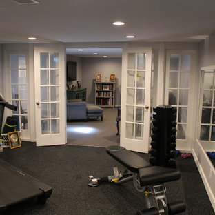 デトロイトの中サイズのトランジショナルスタイルのおしゃれな多目的ジム (グレーの壁) の写真