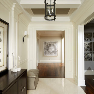 Exempel på en mellanstor klassisk hall, med vita väggar, klinkergolv i porslin och vitt golv