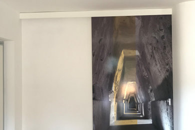 Ispirazione per un ingresso o corridoio moderno con parquet chiaro e pavimento beige