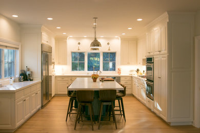 Eat-in kitchen - mid-sized transitional u-shaped eat-in kitchen idea in San Francisco with an island