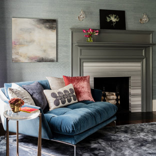 Mittelgroßes Klassisches Hauptschlafzimmer mit blauer Wandfarbe, Kamin, Kaminumrandung aus Stein und dunklem Holzboden in Boston