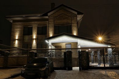 Коттеджный дом с дизайнерскими светильниками