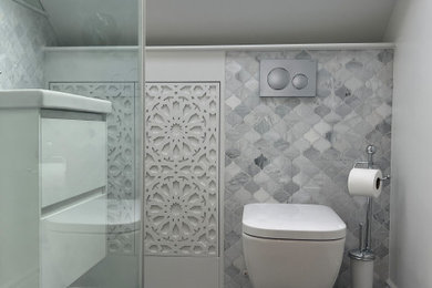Idées déco pour une petite salle de bain éclectique avec un carrelage gris, meuble simple vasque et meuble-lavabo suspendu.