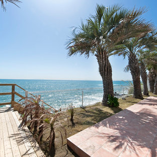 他の地域の地中海スタイルのおしゃれな裏庭のデッキ (日よけなし) の写真