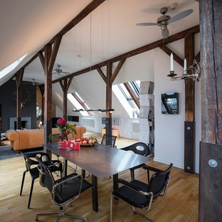 ハンブルクの広いラスティックスタイルのLDKの画像 (白い壁、無垢フローリング、標準型暖炉、コンクリートの暖炉まわり、茶色い床)