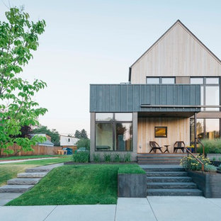 Kleines, Zweistöckiges, Beigefarbenes Modernes Einfamilienhaus mit Holzfassade und Satteldach in Sonstige
