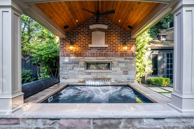 Inspiration for a traditional landscaping in Toronto.
