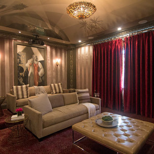 Aménagement d'une grande salle de cinéma romantique avec un mur rose, moquette et un sol rouge.