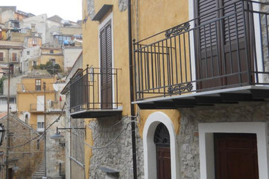 Example of a mountain style home design design in Catania-Palermo