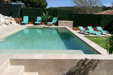Ejemplo de piscina moderna grande