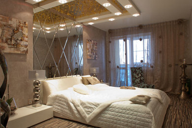 На фото: маленькая хозяйская спальня в стиле фьюжн с коричневыми стенами, полом из ламината и коричневым полом для на участке и в саду