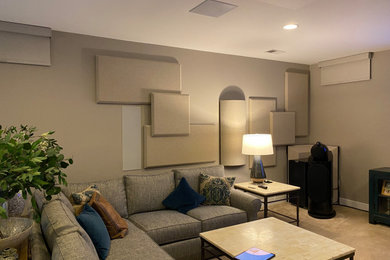 Ejemplo de sótano moderno de tamaño medio con paredes beige, moqueta, suelo beige y papel pintado