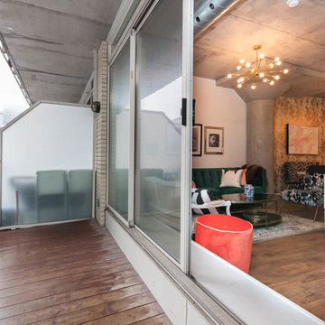 Luxurious Designer Loft In Central King West Location