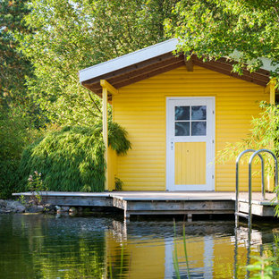 Großer Rustikaler Schwimmteich in individueller Form mit Poolhaus und Dielen in Berlin