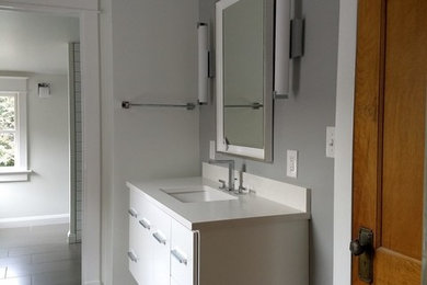 Example of a minimalist bathroom design in Kansas City