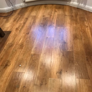 Inspiration för ett mellanstort funkis separat vardagsrum, med vita väggar, vinylgolv och brunt golv