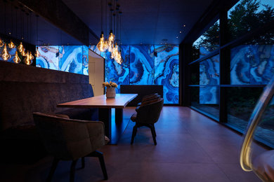 Cette image montre une grande salle à manger ouverte sur le salon design avec du lambris.