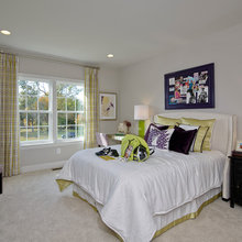 Bedroom wth desk on side