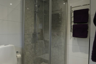 This is an example of a mid-sized modern bathroom in Stockholm.