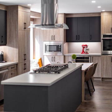 Contemporary two tone Kitchen Wood and Matte Black Acryl