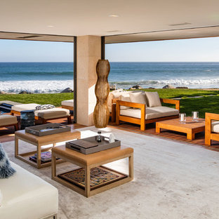 Inspiration för mycket stora moderna allrum med öppen planlösning, med beige väggar, ljust trägolv, en bred öppen spis, en spiselkrans i betong, en väggmonterad TV och brunt golv