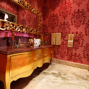 Esempio di un bagno di servizio minimalista con pareti rosse e pavimento in marmo